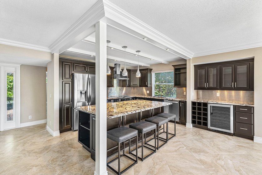 Serene lake views in this beautifully renovated 2-bedroom - Beach Condo for sale in Boynton Beach, Florida on Beachhouse.com