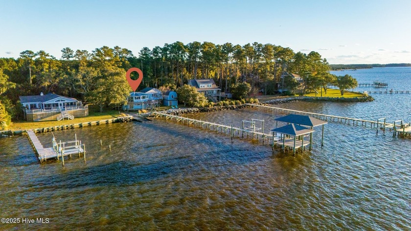 Tucked along Adam's Creek, 221 Creek Rd is a one-of-a-kind - Beach Home for sale in Beaufort, North Carolina on Beachhouse.com