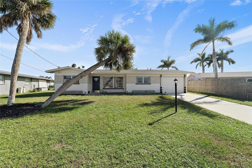 Don't miss your chance to live in this spacious home! Located in - Beach Home for sale in Venice, Florida on Beachhouse.com