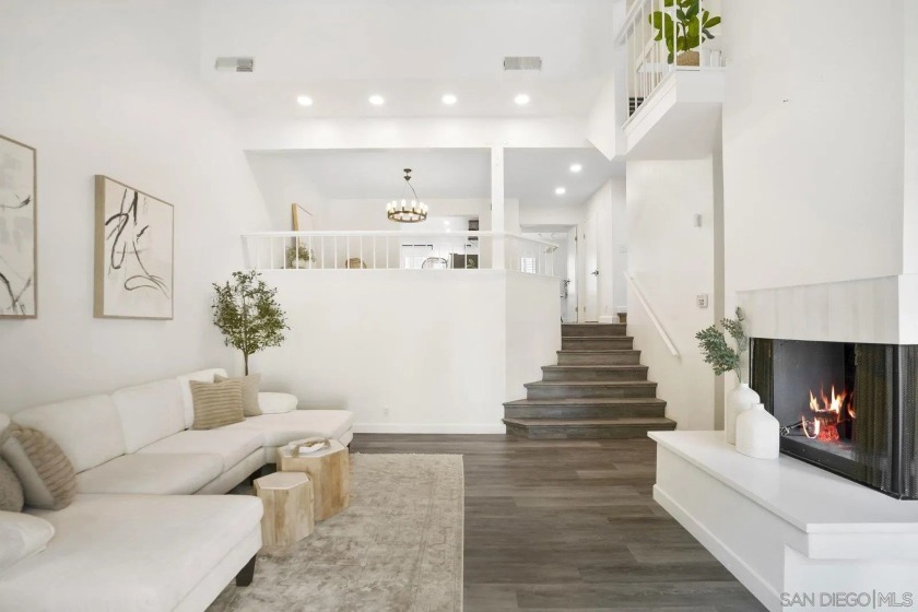 Beautifully updated end-unit townhome in Eastbluff, tucked away - Beach Townhome/Townhouse for sale in La Jolla, California on Beachhouse.com