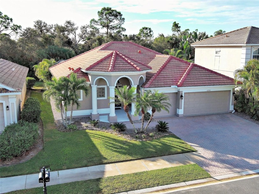 3-CAR GARAGE IN VENICE UNDER 579K!!! This true split floor plan - Beach Home for sale in Venice, Florida on Beachhouse.com