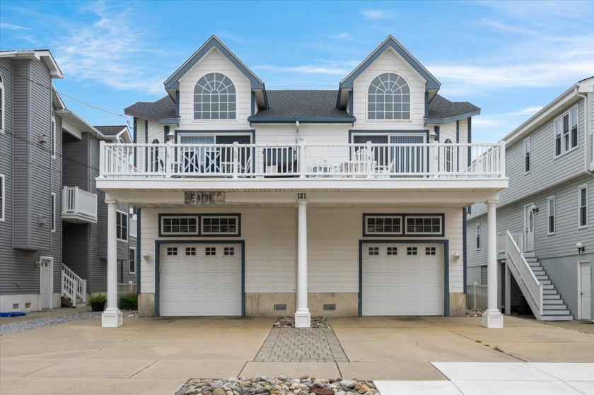 Don't miss out on this 5 bedroom 3 bath townhouse which sleeps - Beach Townhome/Townhouse for sale in Sea Isle City, New Jersey on Beachhouse.com
