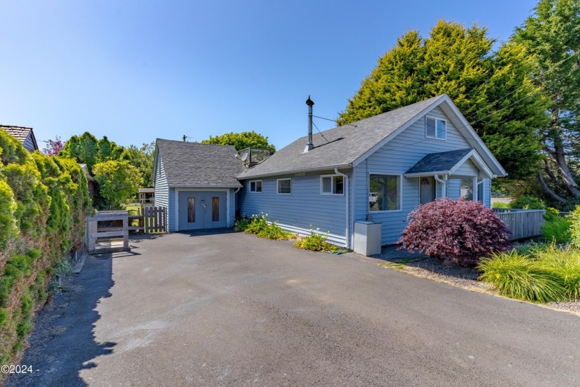 Oldie but a goodie! This cute 1276 sq ft home has an open living - Beach Home for sale in Lincoln City, Oregon on Beachhouse.com