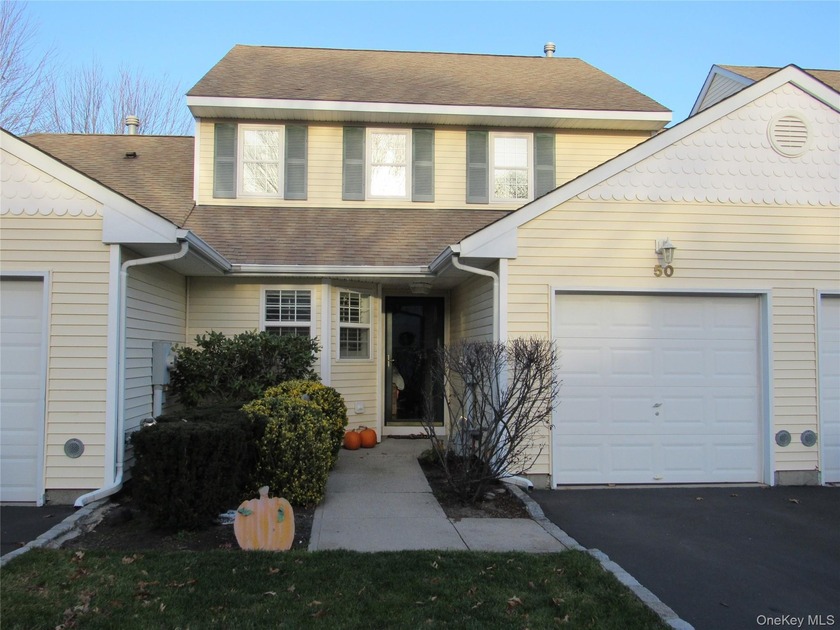 Lovely 2 br 1.5 bath condo located in Mill Pond Commons. Larget - Beach Condo for sale in Riverhead, New York on Beachhouse.com