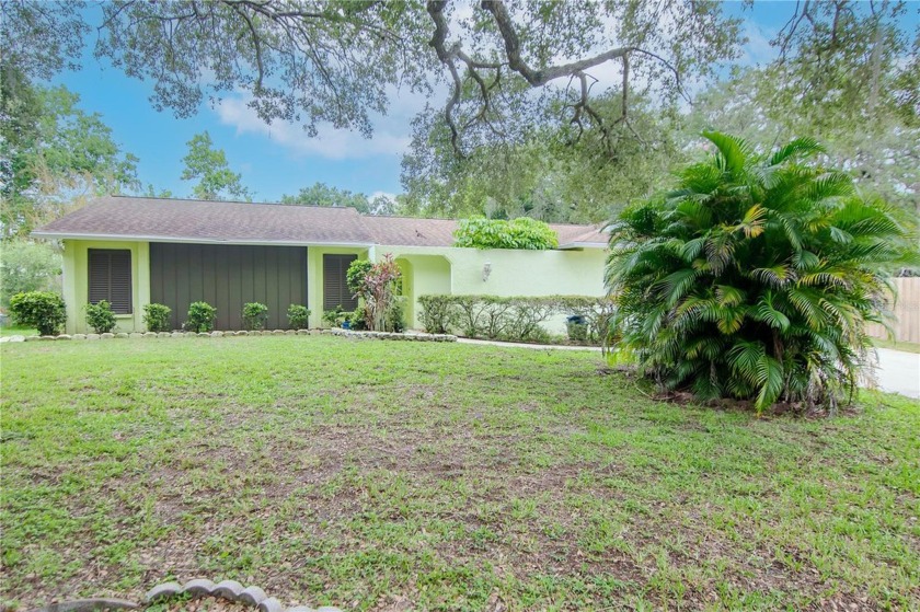 BACK ON THE MARKET DUE TO BUYER'S FINANCING. Nestled in the - Beach Home for sale in Sarasota, Florida on Beachhouse.com