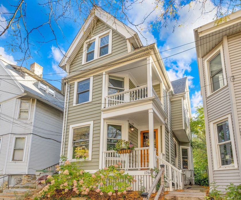 Lower East Side Gem! Beautifully updated 3-bedroom, 2.5-bath - Beach Home for sale in Milwaukee, Wisconsin on Beachhouse.com