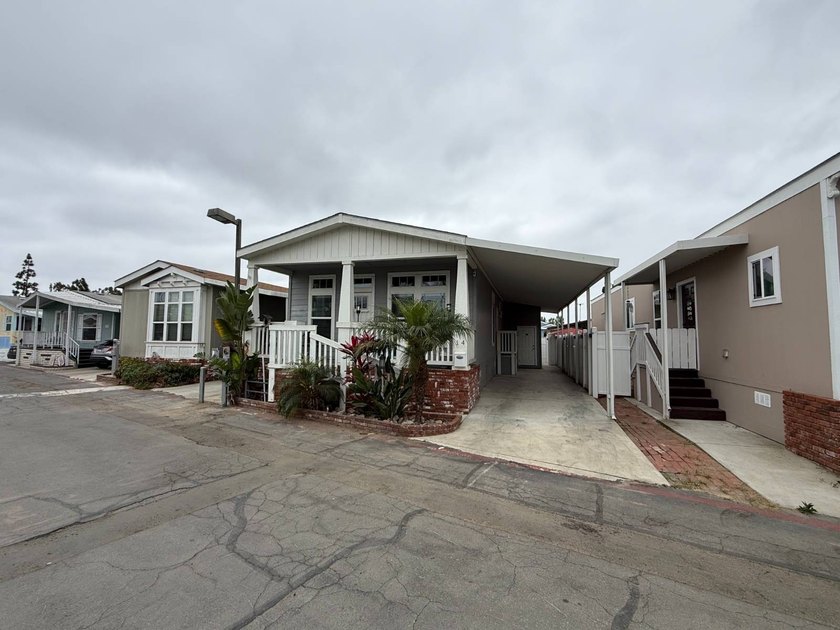 Beautiful Home  9' High Flat Ceilings  Custom stack windows - Beach Home for sale in Huntington Beach, California on Beachhouse.com