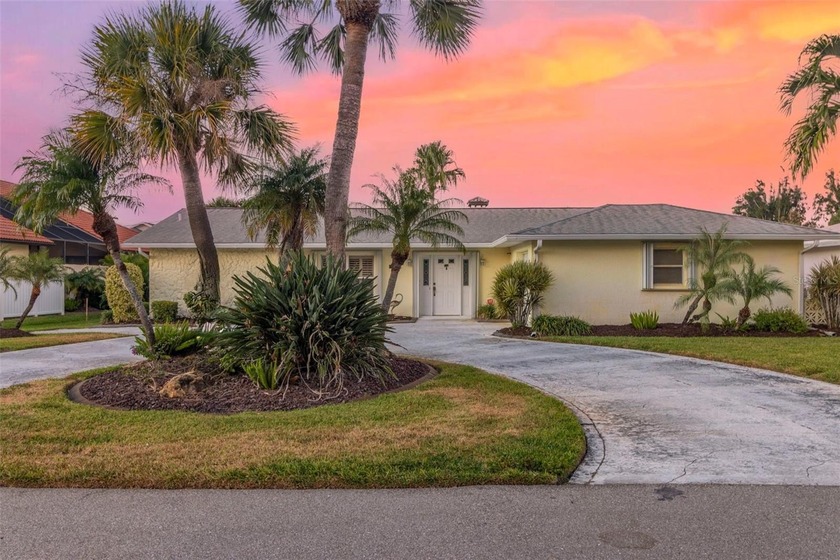 Welcome to 440 Darling Drive, a beautiful 3-bedroom, 3-bath pool - Beach Home for sale in Venice, Florida on Beachhouse.com