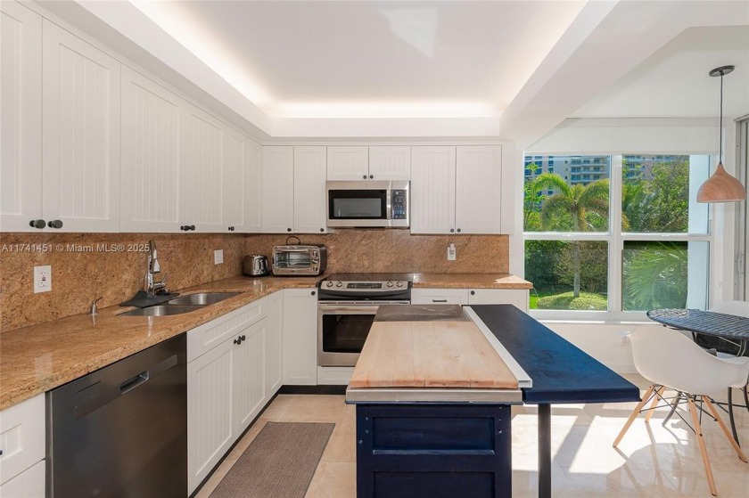 2/2 unit in the highly desirable Sands Condo an oceanfront - Beach Condo for sale in Key Biscayne, Florida on Beachhouse.com