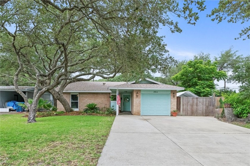 LITTLE BAY VIEWS | SCREENED PORCH | LARGE YARD | You're going to - Beach Home for sale in Rockport, Texas on Beachhouse.com