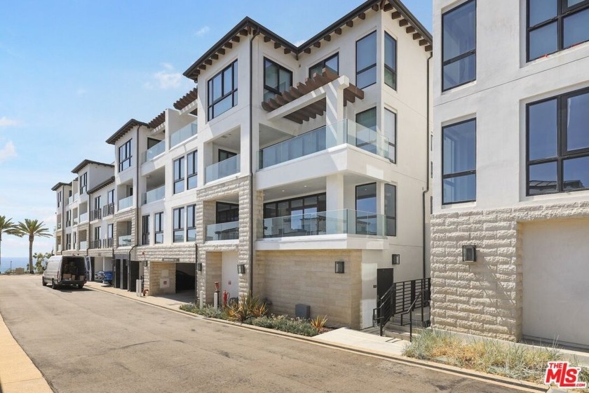 Enjoy this modern, newer construction home set above the - Beach Condo for sale in Pacific Palisades, California on Beachhouse.com