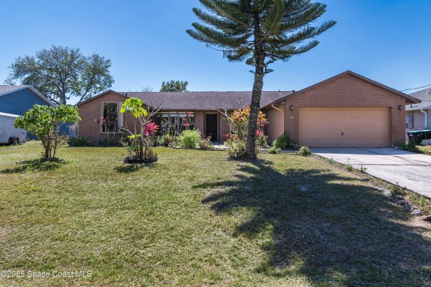 Welcome to this well-maintained 3-bedroom, 2-bathroom home - Beach Home for sale in Palm Bay, Florida on Beachhouse.com