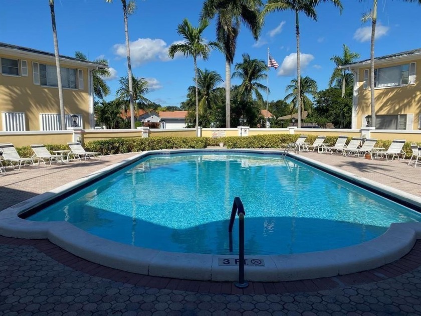 UPDATED LARGE 1/1 LOCATED ON THE FIRST FLOOR ! SHOWS IN GREAT - Beach Condo for sale in Fort Lauderdale, Florida on Beachhouse.com