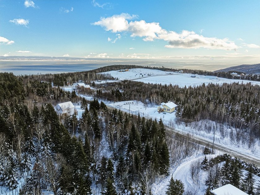 Decouvrez un terrain idealement situe au coeur d'un - Beach Lot for sale in Petite-Rivière-Saint-FrançOis, Quebec on Beachhouse.com