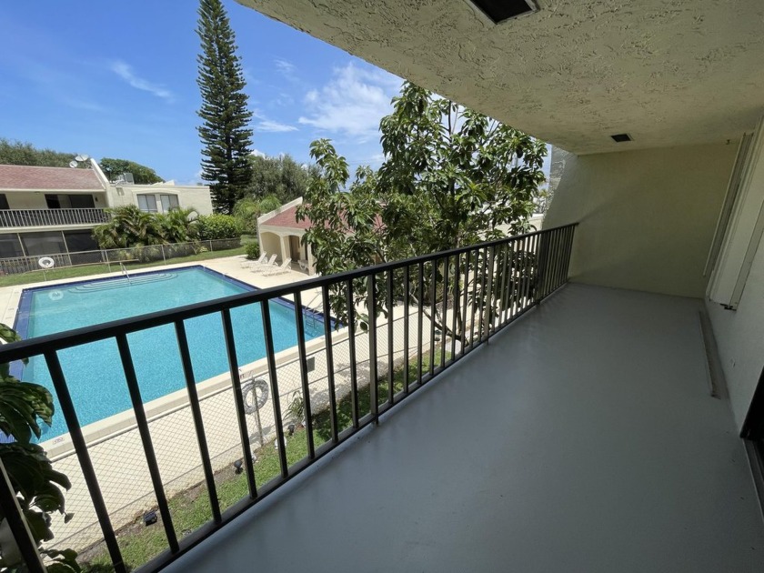 Cute, charming, and updated 2nd floor, 1 bedroom, 1 bathroom - Beach Condo for sale in Jupiter, Florida on Beachhouse.com