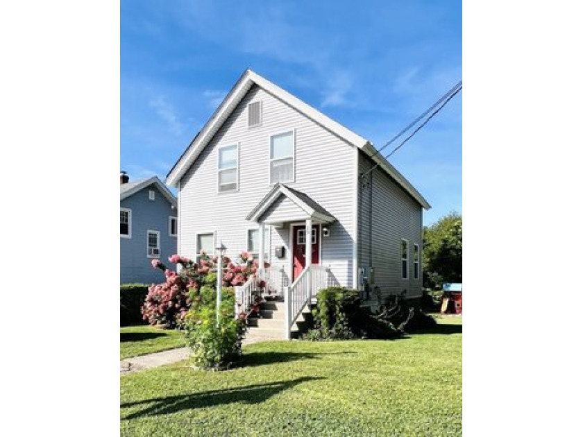 Welcome to this beautifully updated, Energy efficient 3 bedroom - Beach Home for sale in Waterford, Connecticut on Beachhouse.com