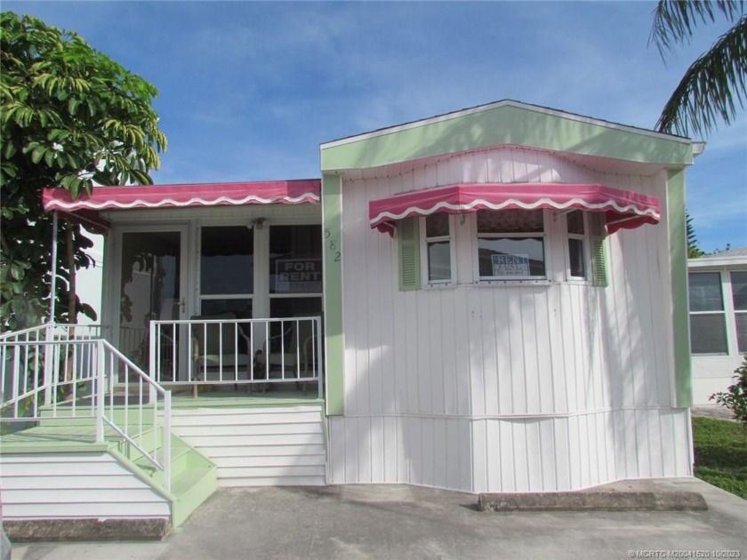 Come live the Florida lifestyle in this cozy, 1 bedroom, 1.5 - Beach Home for sale in Jensen Beach, Florida on Beachhouse.com