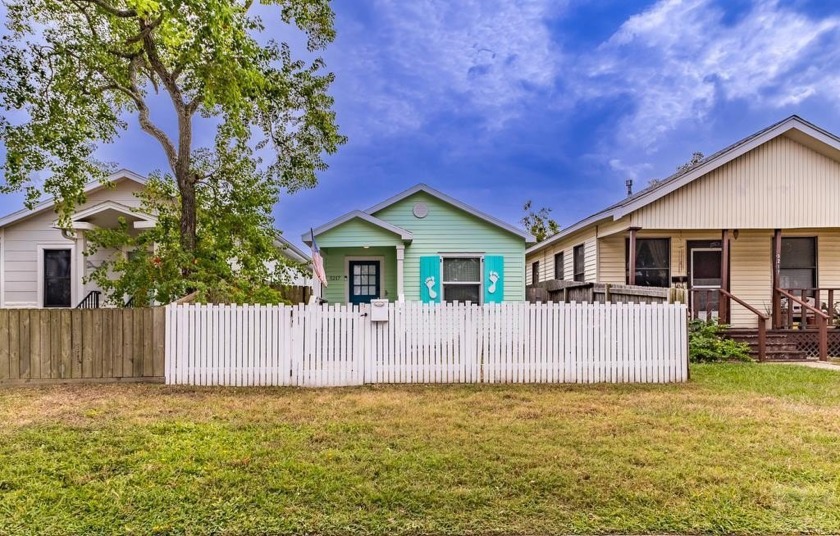 Come check out this darling beach retreat nestled in Midtown - Beach Home for sale in Galveston, Texas on Beachhouse.com