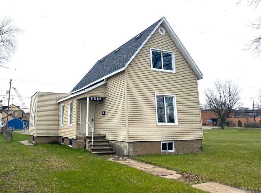 Excellent location close to the parks, beach, shopping - Beach Home for sale in Escanaba, Michigan on Beachhouse.com