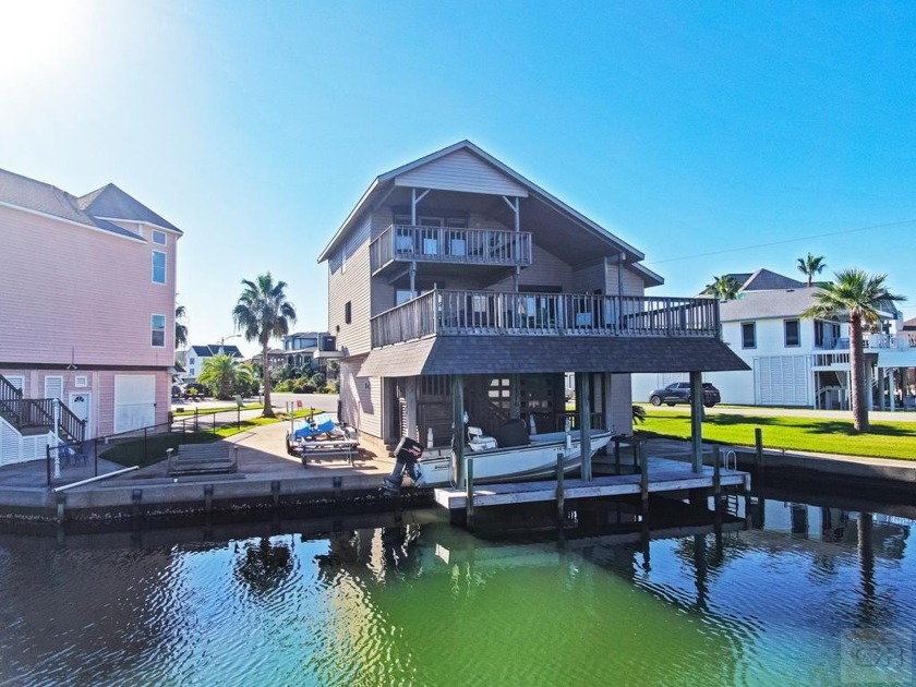 Start living on Tiki time with this 3/2 plus bonus room, built - Beach Home for sale in Tiki Island, Texas on Beachhouse.com