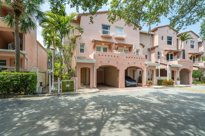 Extremely rare opportunity to own this wonderfully kept corner - Beach Townhome/Townhouse for sale in Pompano Beach, Florida on Beachhouse.com