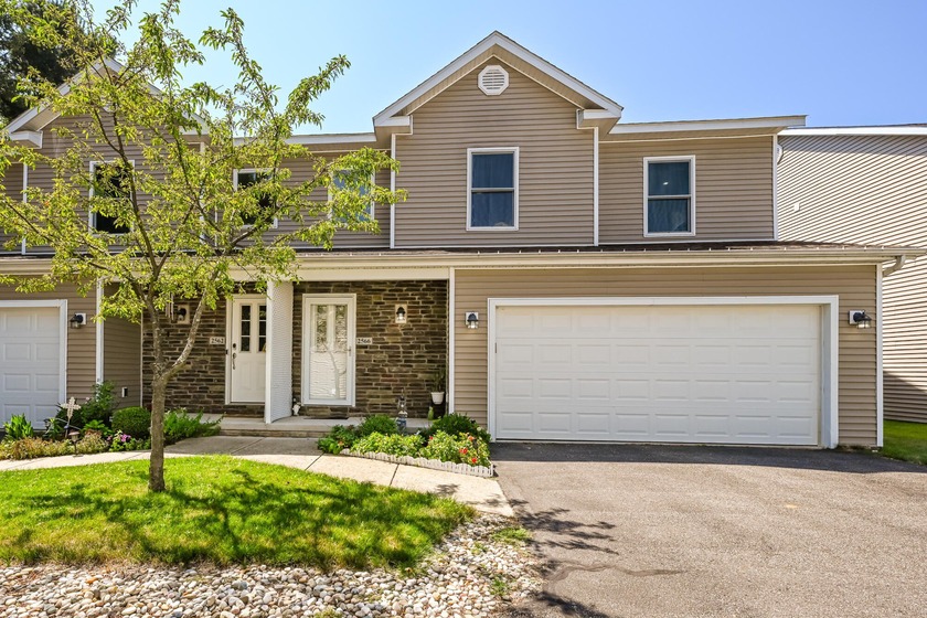 Spacious & Meticulously Maintained Townhouse-Style Condo in - Beach Condo for sale in Saint Joseph, Michigan on Beachhouse.com