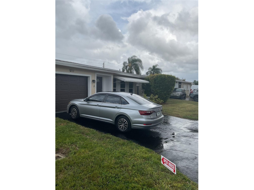 PRICE DROP 20k..e and grab this Beautiful home with one car - Beach Home for sale in Deerfield Beach, Florida on Beachhouse.com