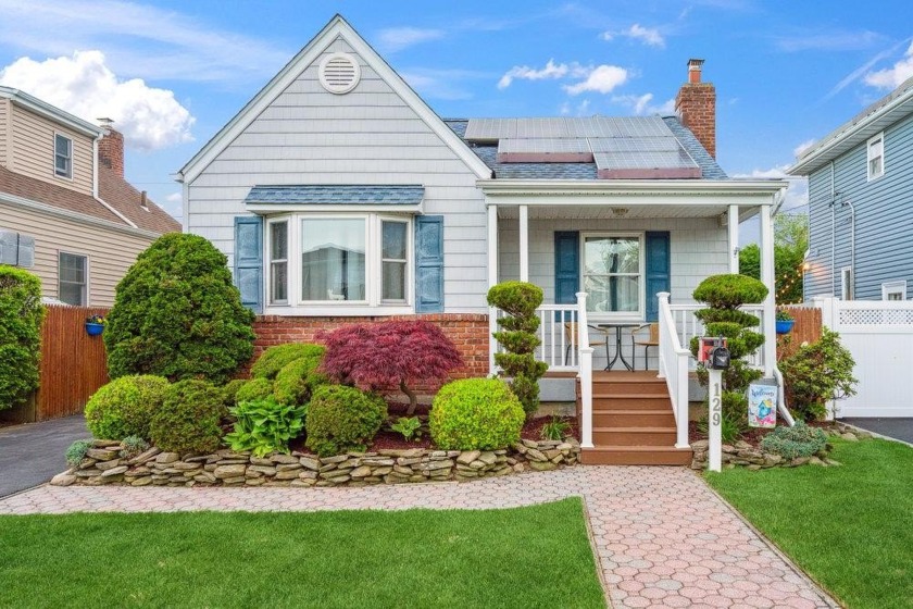 A Charming 3-bedroom, 2-bathroom Cottage Home with an inviting - Beach Home for sale in Lindenhurst, New York on Beachhouse.com