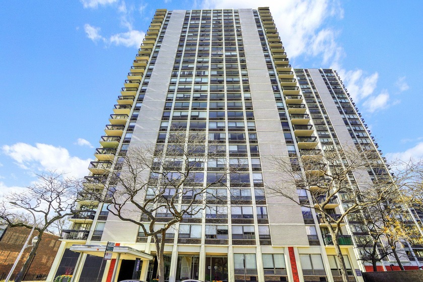 Attention Investors! This is the one! Stunning southwest corner - Beach Condo for sale in Chicago, Illinois on Beachhouse.com