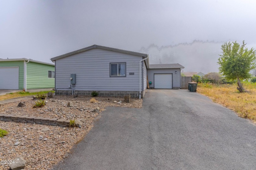 BRAND NEW ROOF with transferable warranty! Charming one level, 3 - Beach Home for sale in Newport, Oregon on Beachhouse.com