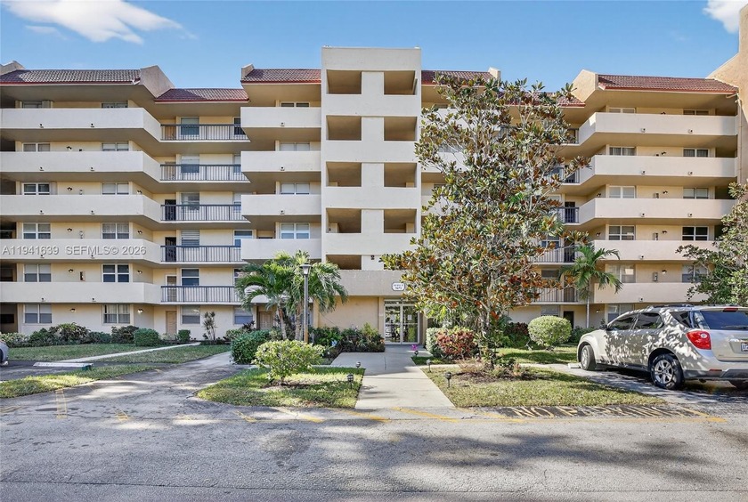 **SPACIOUS AND BRIGHT 3/2 - BEAUTIFULLY RENOVATED WITH A MODERN - Beach Condo for sale in Lauderhill, Florida on Beachhouse.com