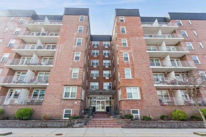 Welcome to this top floor, stunning ocean front 1-bedroom - Beach Home for sale in Long Beach, New York on Beachhouse.com