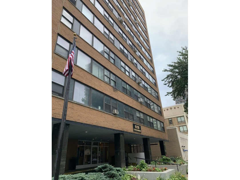 EDGEWATER BEACH. HIGH FLOOR. SPACIOUS, 2 BEDROOM 1 BATH UNIT - Beach Home for sale in Chicago, Illinois on Beachhouse.com