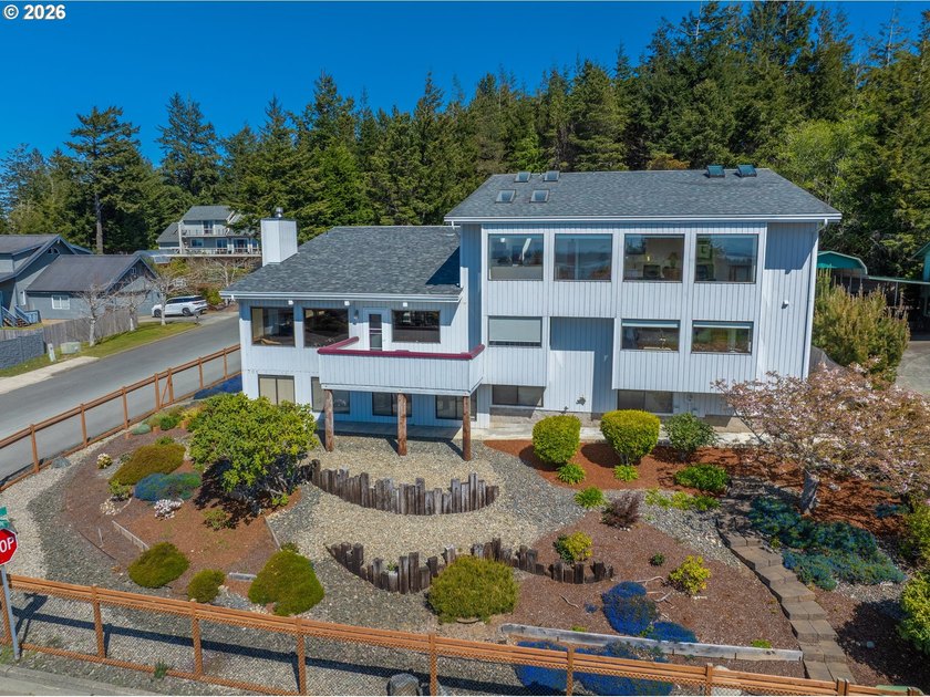 One of those houses you dream about. Stellar bay and ocean views - Beach Home for sale in Coos Bay, Oregon on Beachhouse.com