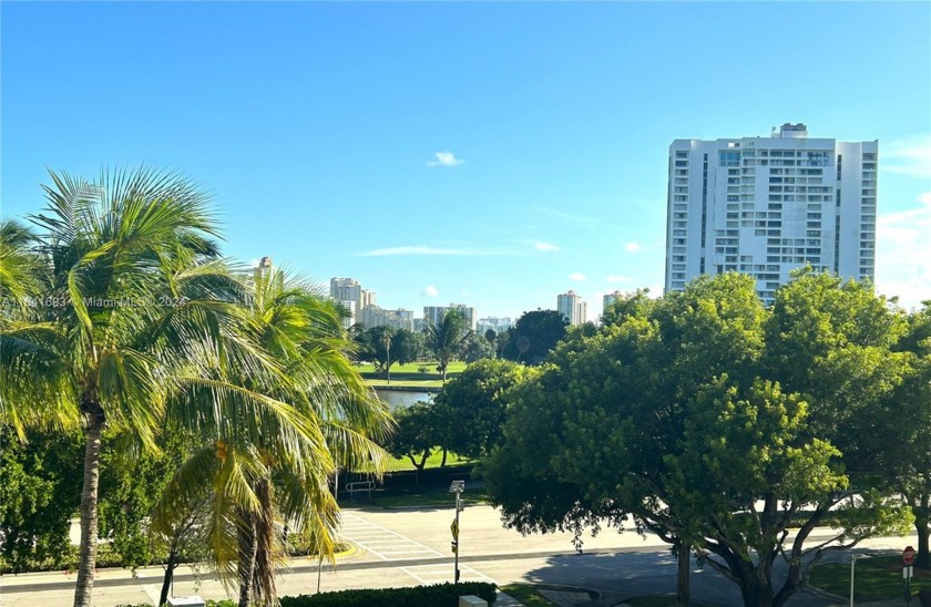 Amazing and spacious 2-bedroom, 2-full-bathroom split floor plan - Beach Condo for sale in Aventura, Florida on Beachhouse.com