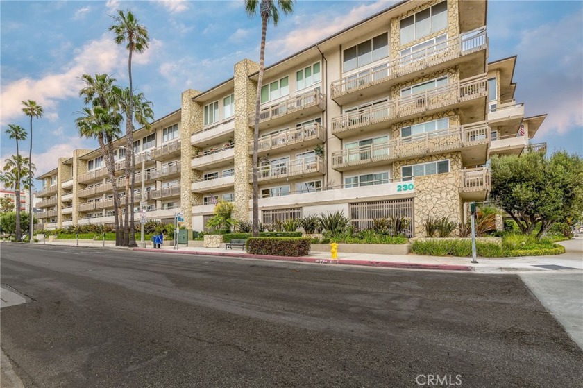 Welcome to this spacious condo, offering the beach lifestyle you - Beach Condo for sale in Redondo Beach, California on Beachhouse.com