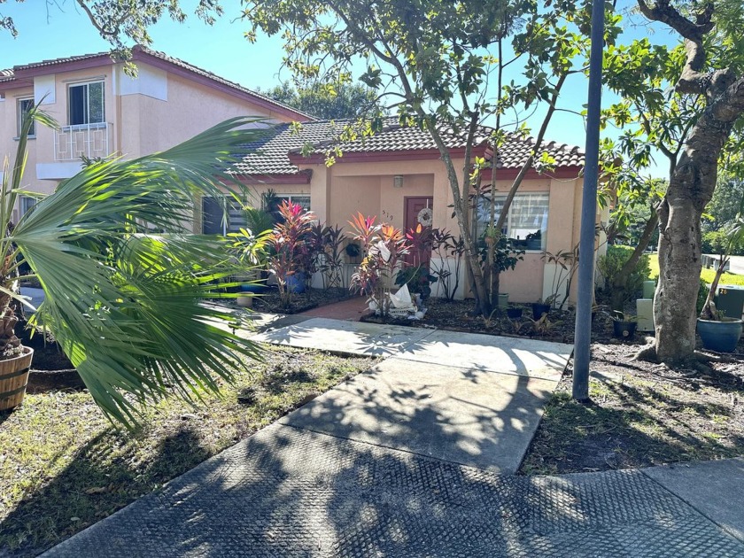 Inviting 3-bedroom, 2-bathroom corner townhouse located in the - Beach Townhome/Townhouse for sale in Pembroke Pines, Florida on Beachhouse.com