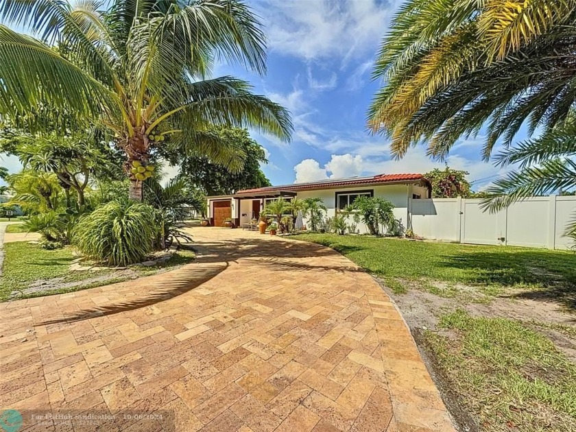 FANTASTIC 3-2 POOL - GARAGE - Corner Lot Home on great Street in - Beach Home for sale in Lighthouse Point, Florida on Beachhouse.com