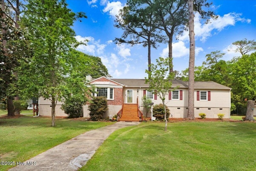 This spacious raised ranch offers 4 bedrooms and 3 full baths - Beach Home for sale in Washington, North Carolina on Beachhouse.com