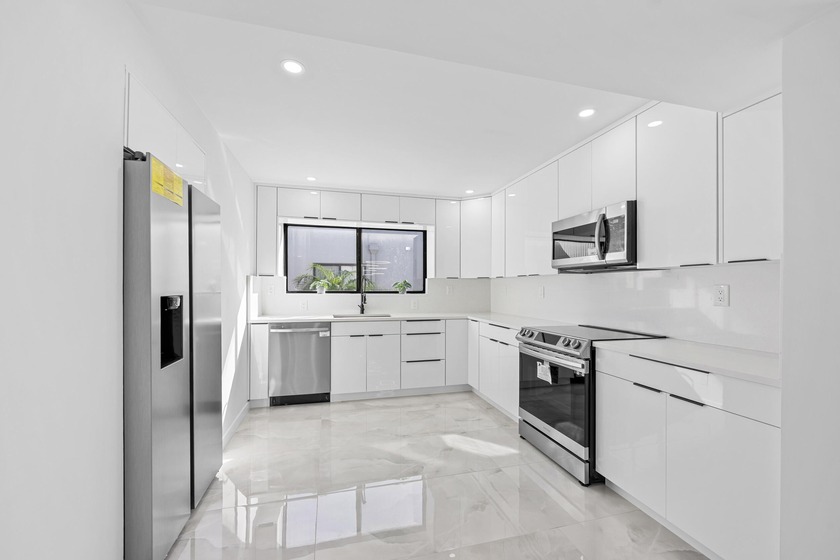 Gorgeous and fully remodeled 2-bedroom, 2-bath condo with - Beach Condo for sale in Delray Beach, Florida on Beachhouse.com