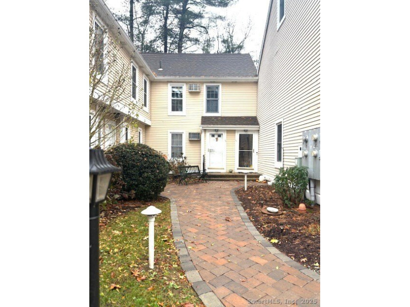 Cozy condo tucked in the back of Rope Ferry Condominiums. This - Beach Condo for sale in Waterford, Connecticut on Beachhouse.com