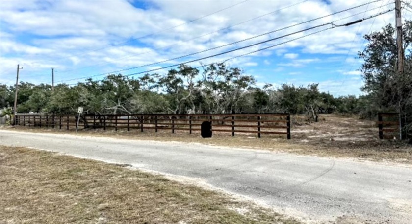 Ready to Build? Here is a beautiful 0.98 acre lot with mature - Beach Lot for sale in Rockport, Texas on Beachhouse.com