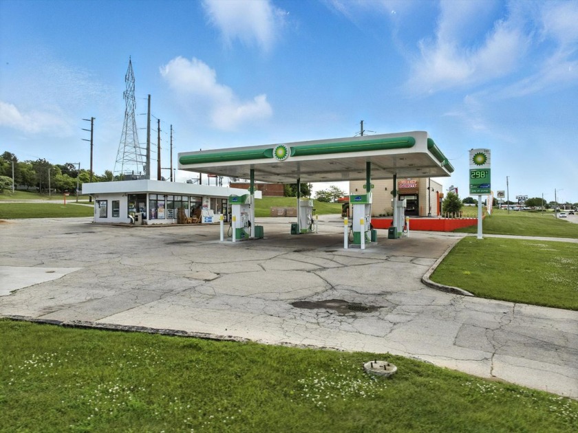 Exceptional Turn-Key Gas Station Opportunity - Green Bay - Beach Commercial for sale in Green Bay, Wisconsin on Beachhouse.com