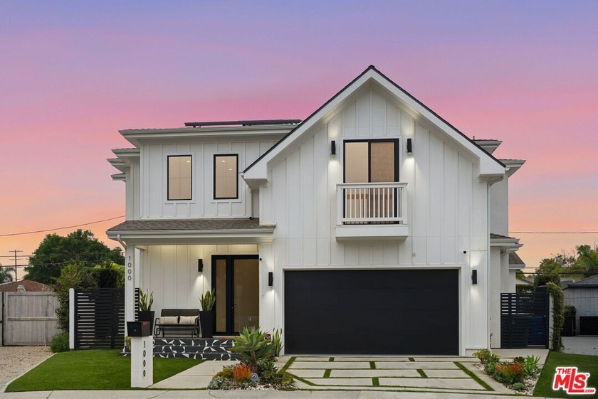 This is a truly exceptional 4 bedroom, 4.5 bath modern farmhouse - Beach Home for sale in Venice, California on Beachhouse.com