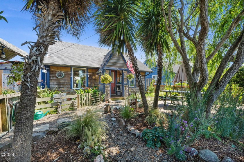 Blissful beach house garden oasis! Blocks away from six beach - Beach Home for sale in Lincoln City, Oregon on Beachhouse.com