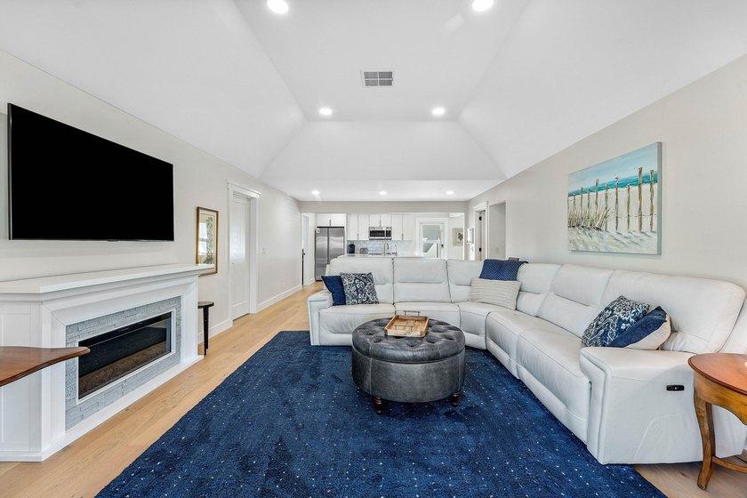 This beautifully redesigned 2-bedroom, 2-bath residence is - Beach Home for sale in Palm Beach Gardens, Florida on Beachhouse.com