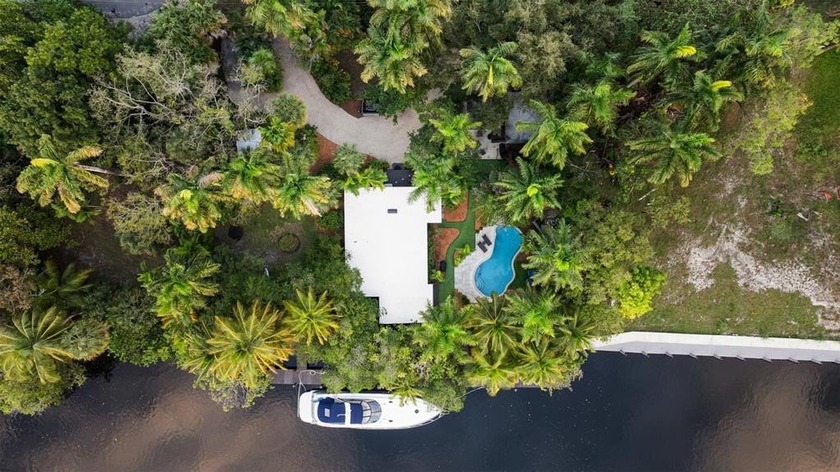 Waterfront single-family home operating as a successful  with - Beach Commercial for sale in Fort Lauderdale, Florida on Beachhouse.com
