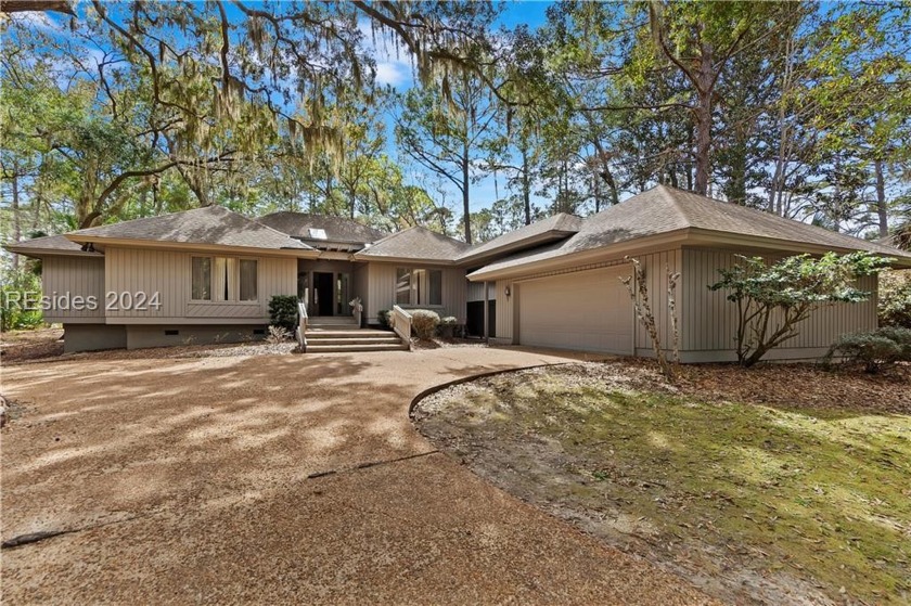 Perfect opportunity to transform this quaint and cozy home into - Beach Home for sale in Hilton Head Island, South Carolina on Beachhouse.com