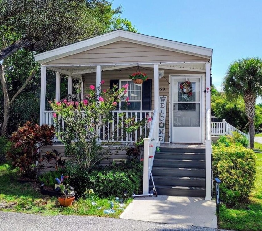 Just listed This Charming 2 Bedroom, 2 bathroom single wide, has - Beach Home for sale in Palm Beach Gardens, Florida on Beachhouse.com