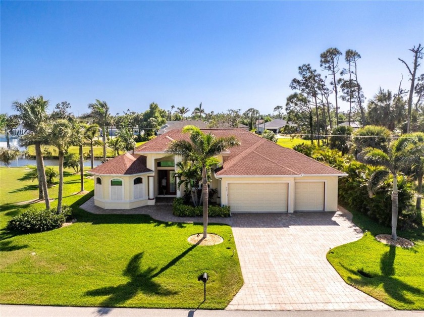 Under contract-accepting backup offers. Immaculate Custom D.M - Beach Home for sale in Rotonda West, Florida on Beachhouse.com